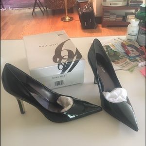 Nine West black patent leather shoes. NWBARBE.